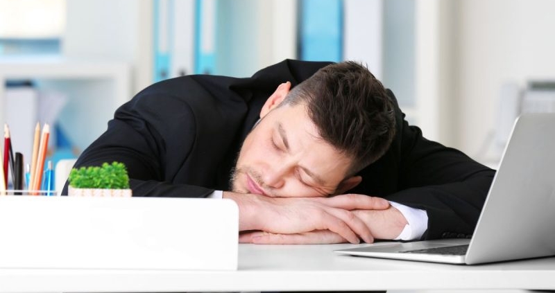 De ce apare starea de somnolență oboseală slăbiciune după masă la prânz - ce inseamna, cauze, tratament, remediu